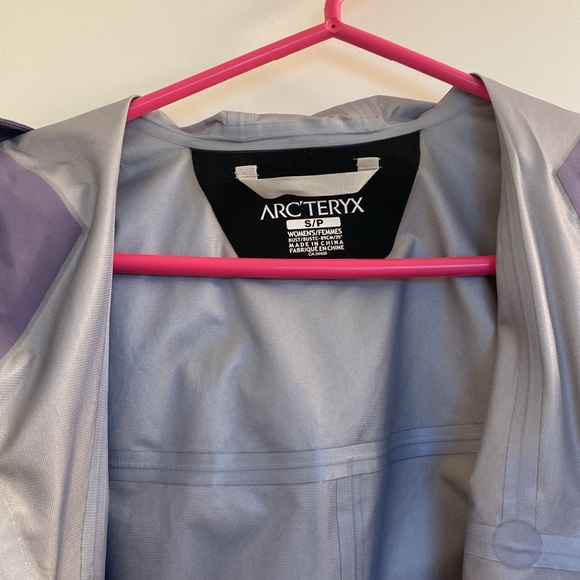 Arcteryx rain jacket in lavender color. Women’s Small. - Picture 3 of 4